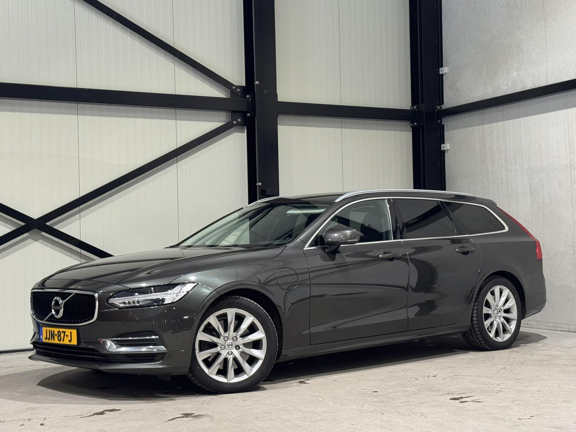 Volvo V90 2.0 T8 AWD Momentum Pro JJN87J