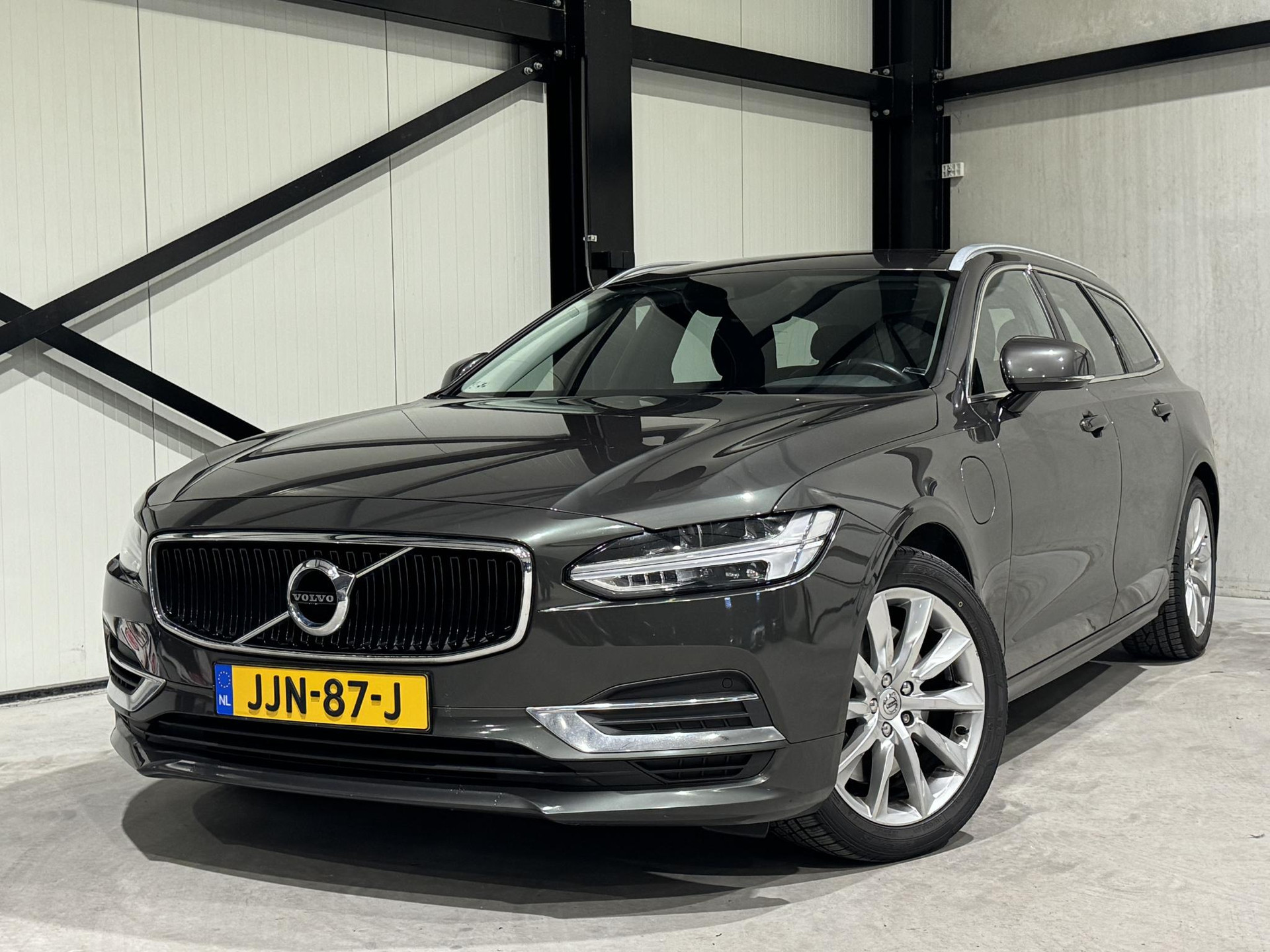Volvo V90 2.0 T8 AWD Momentum Pro JJN87J