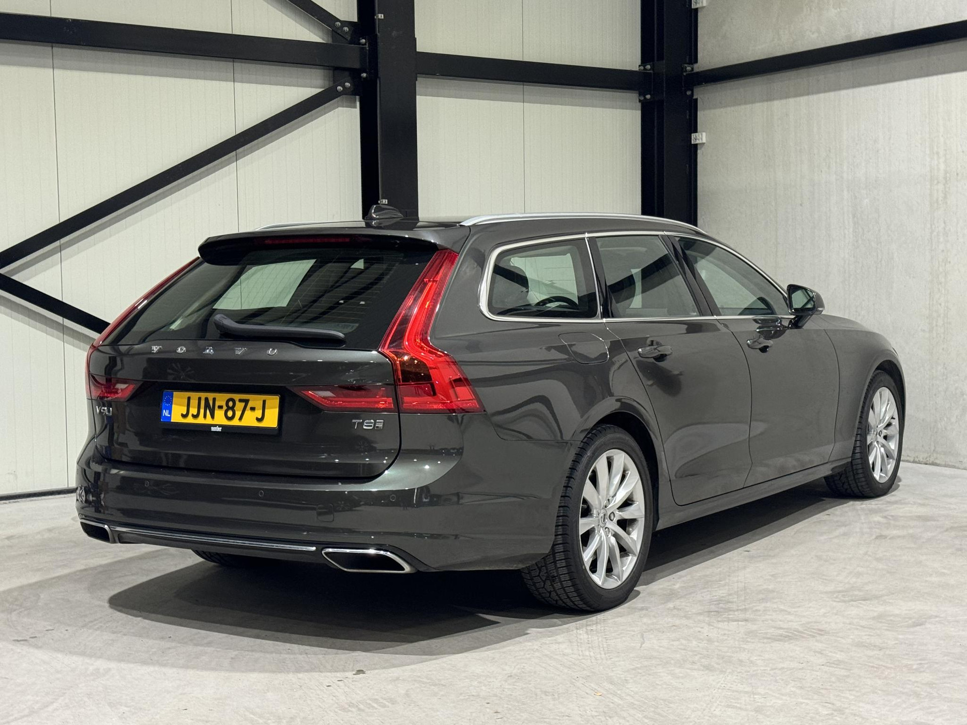 Volvo V90 2.0 T8 AWD Momentum Pro JJN87J