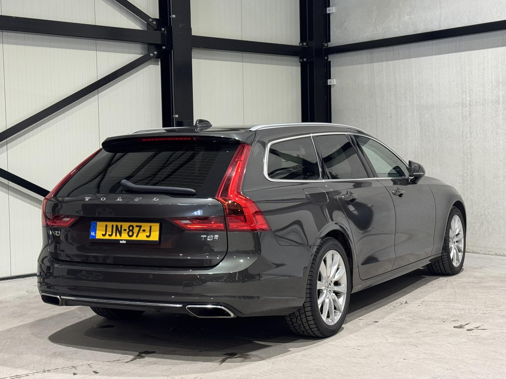 Volvo V90 2.0 T8 AWD Momentum Pro JJN87J