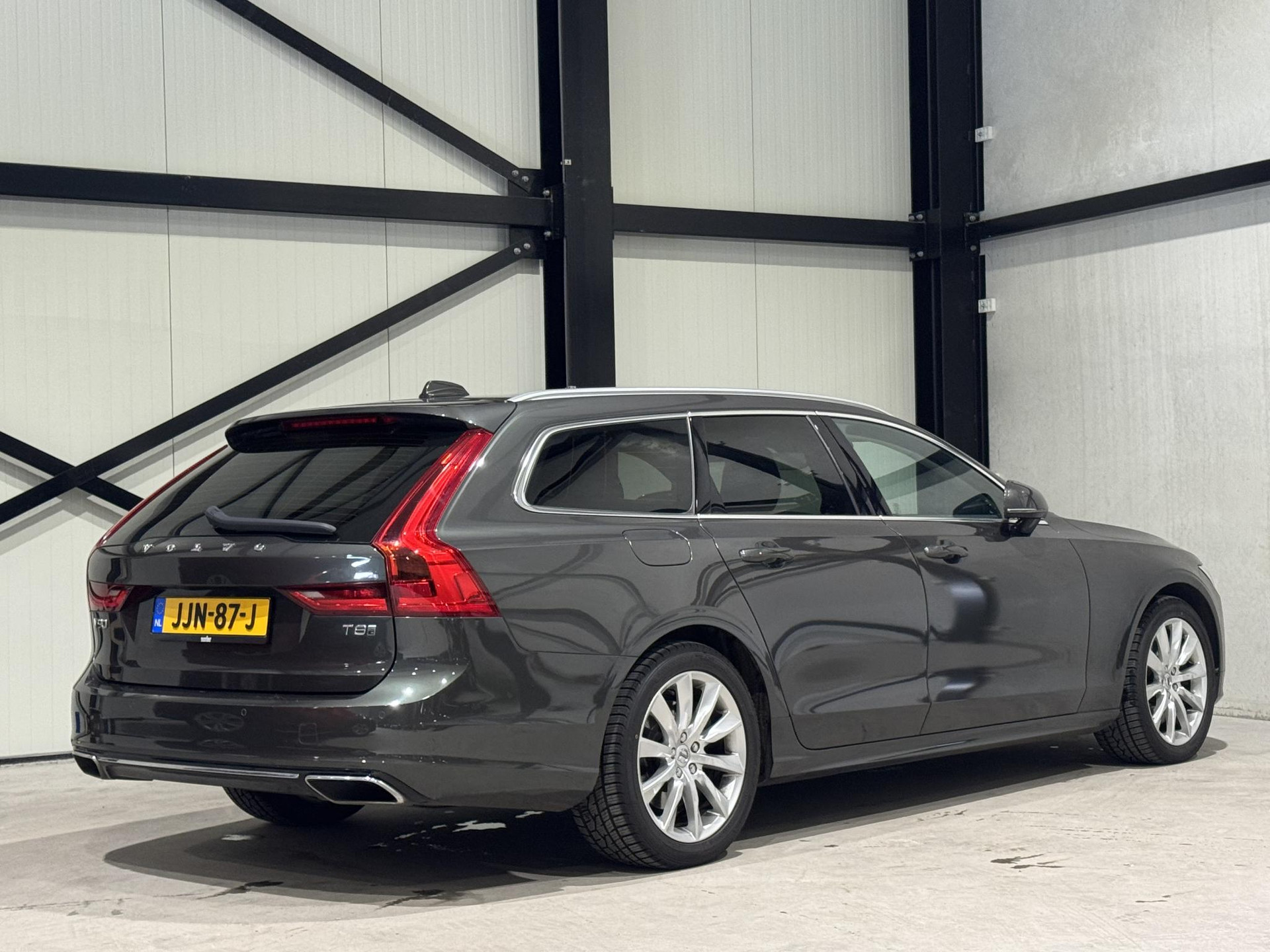 Volvo V90 2.0 T8 AWD Momentum Pro JJN87J