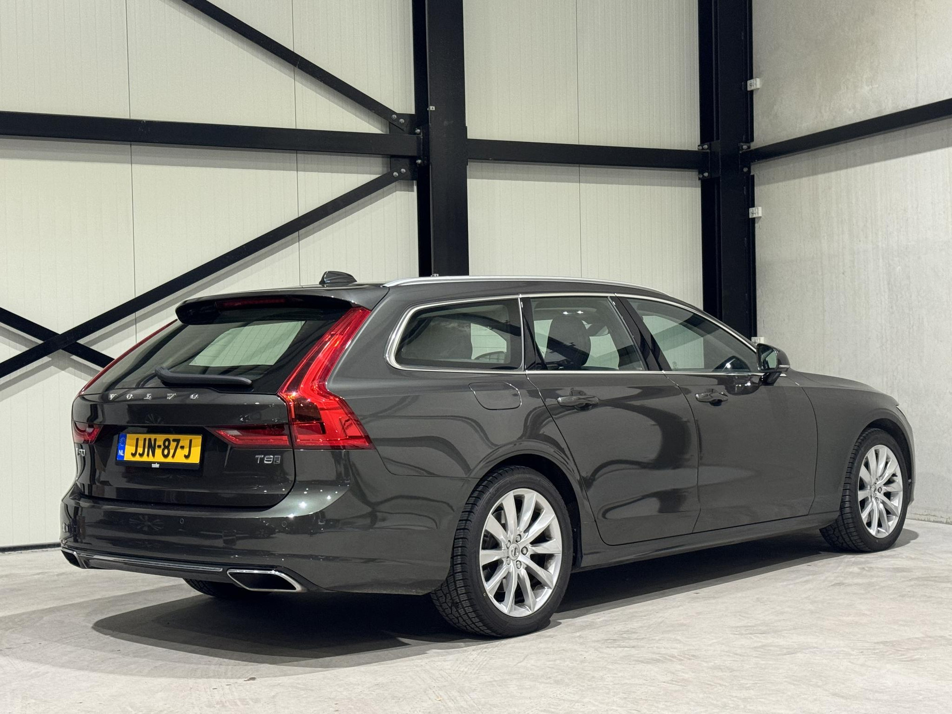 Volvo V90 2.0 T8 AWD Momentum Pro JJN87J