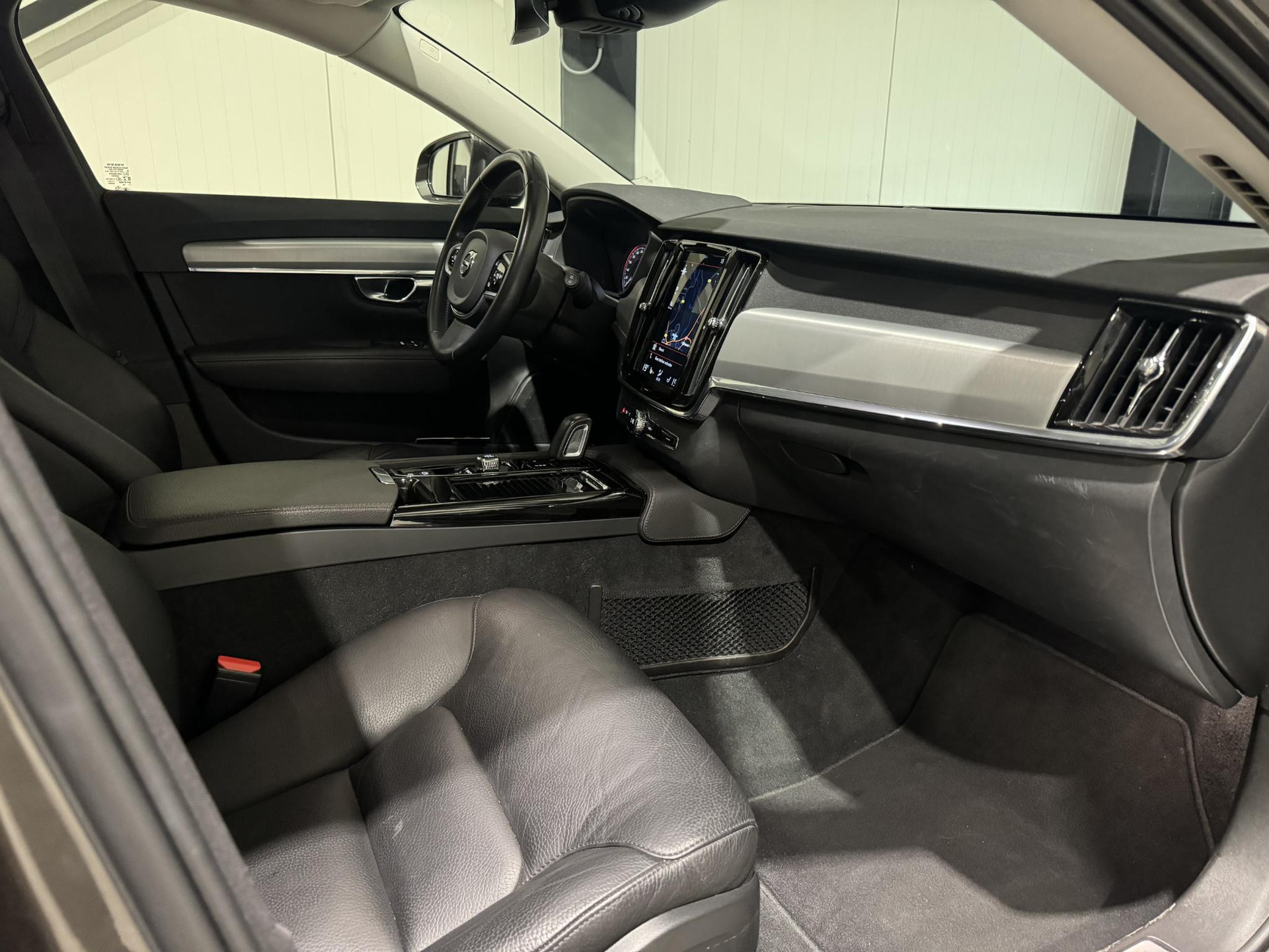 Volvo V90 2.0 T8 AWD Momentum Pro JJN87J