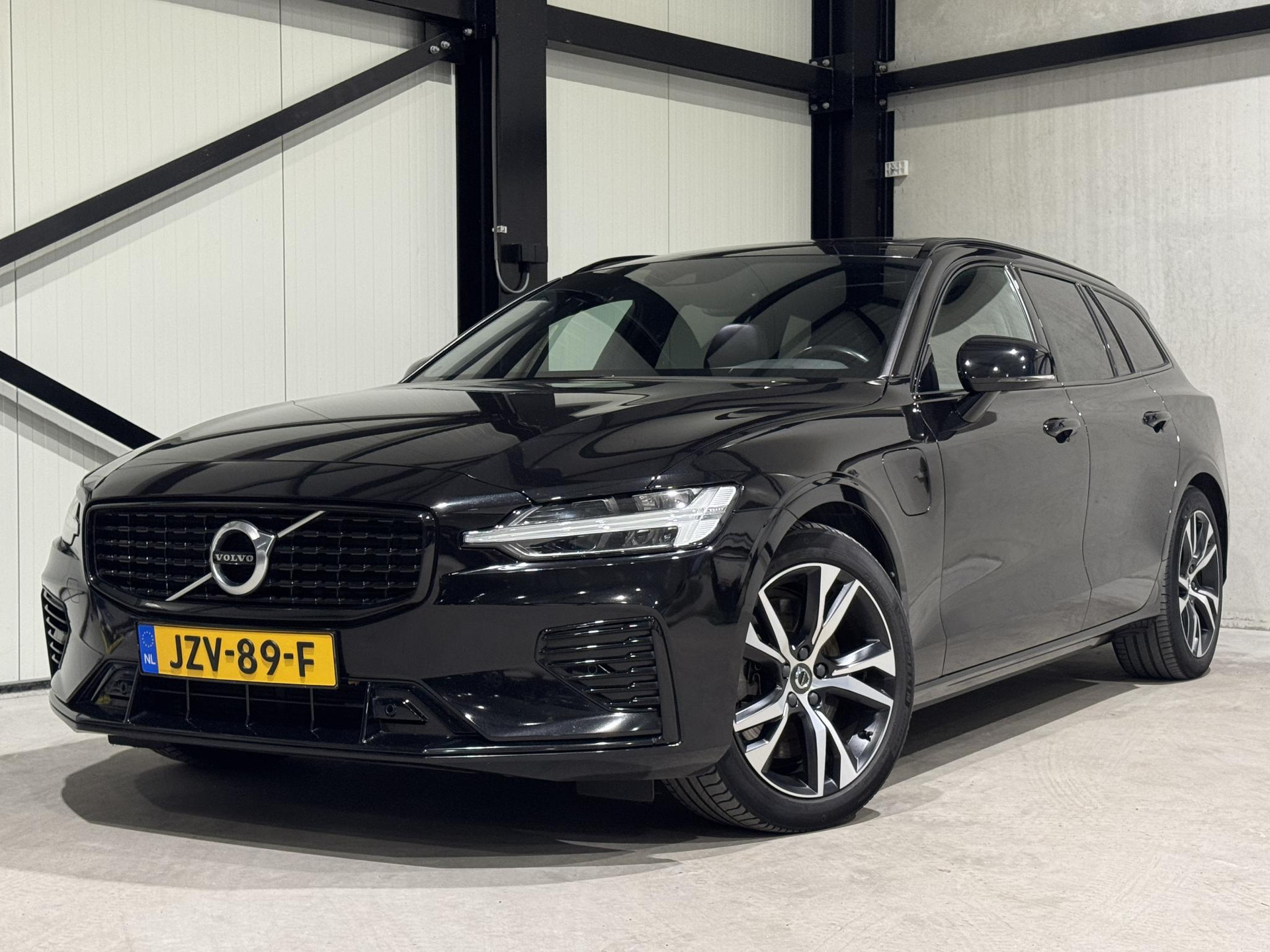 Volvo V60 2.0 T8 Recharge AWD R-Design JZV89F