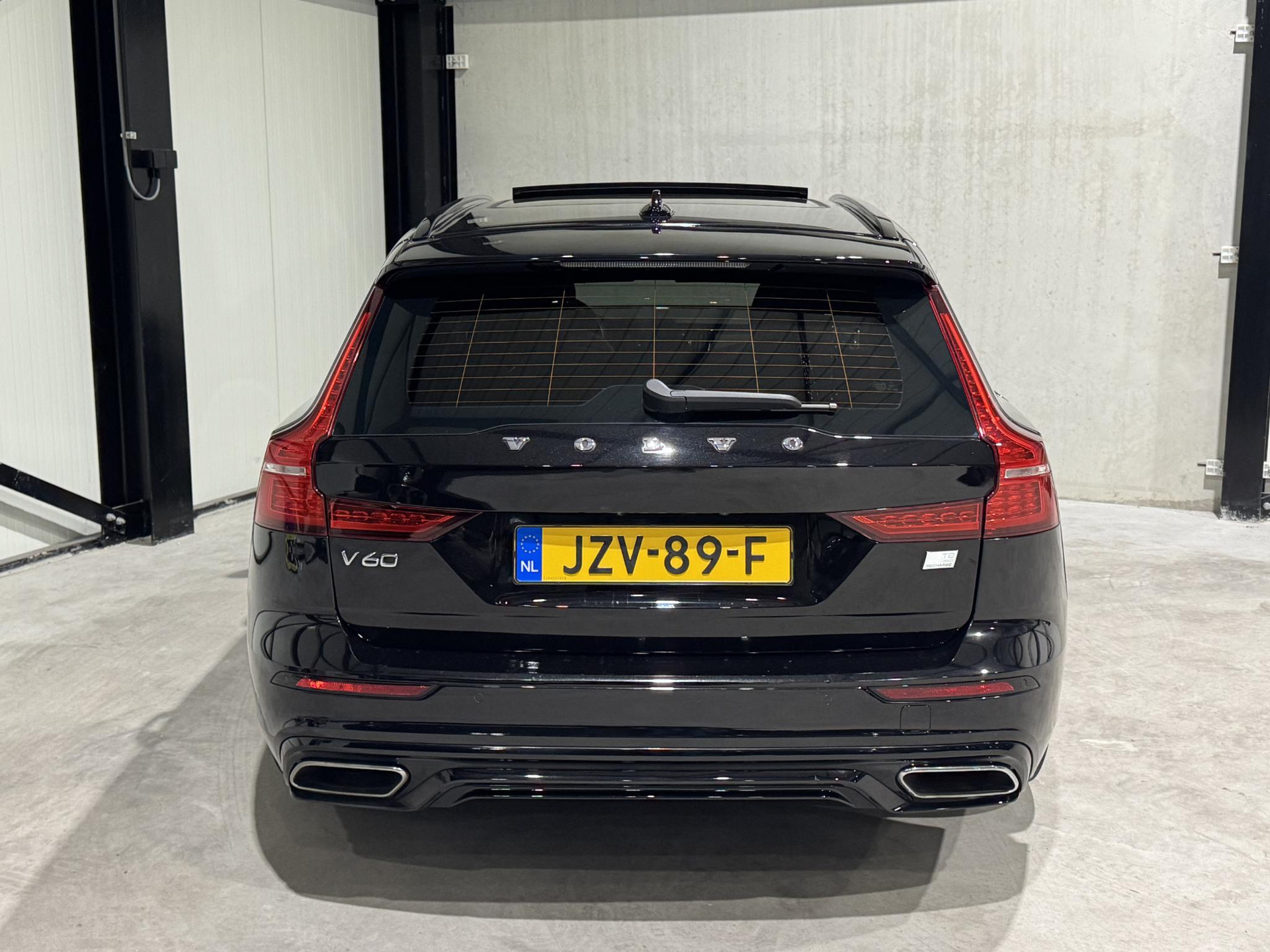 Volvo V60 2.0 T8 Recharge AWD R-Design JZV89F