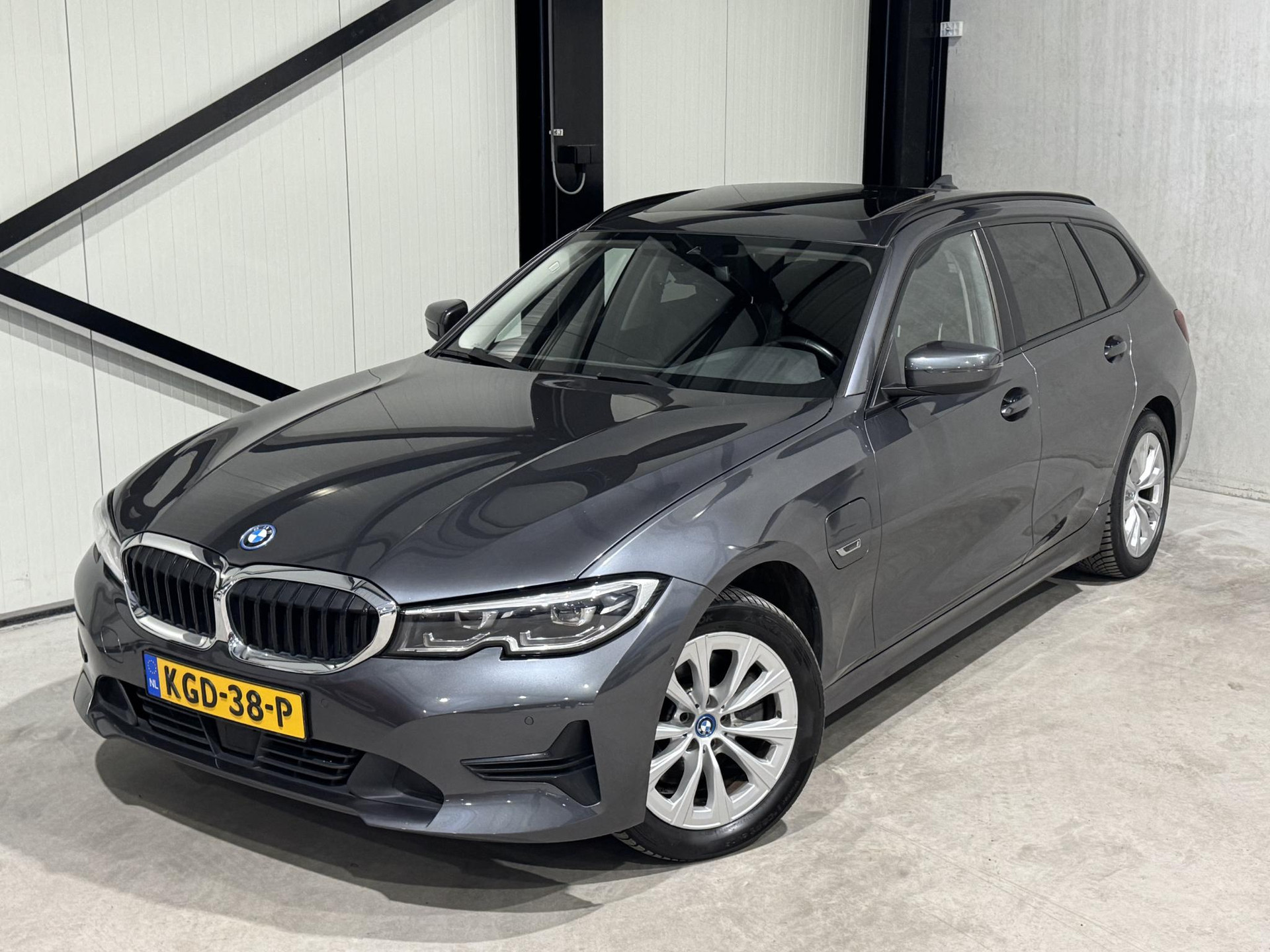 BMW 3 Serie Touring 320e xDrive Business KGD38P